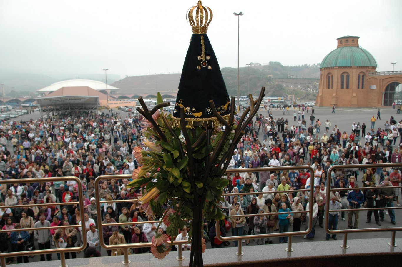 Fiéis rezam no Santuário Nacional de Nossa Senhora Aparecida, 2010
